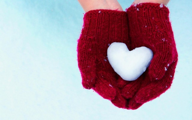 Hands-Gloves-Heart-Snow-Winter-HD-Wallpaper-LoveWallpapers4u.Blogspot.Com_